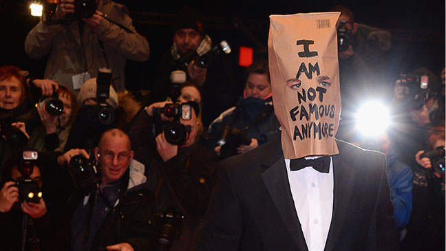 Shia LaBeouf vai à sessão de gala de Ninfomaníca com saco na cabeça