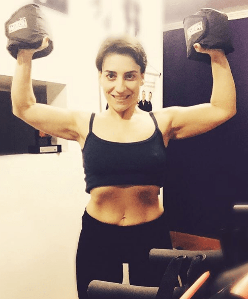 Atriz Simone Gutierrez perde mais de 40 quilos e mostra corpo sequinho no Instagram