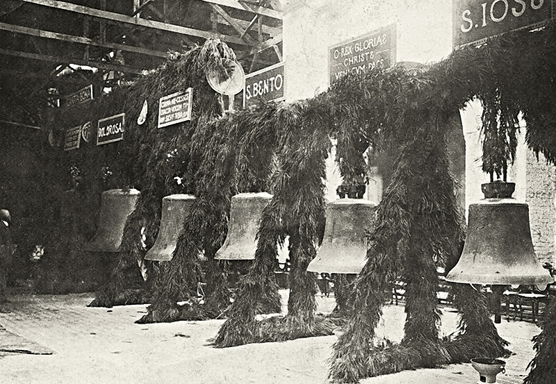 Após a fabricação, o mosteiro passou quase uma década até o conjunto ser despachado para o Brasil Após a fabricação, o mosteiro passou quase uma década até o conjunto ser despachado para o Brasil