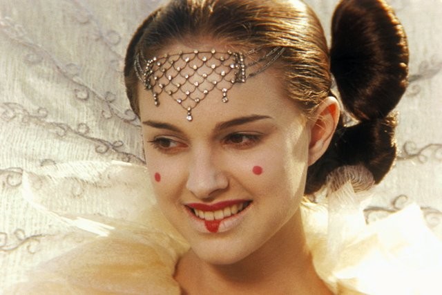 Natalie Portman interpreta a rainha Amidala: Star Wars: Episódio I — A Ameaça Fantasma - 3D Natalie Portman interpreta a rainha Amidala: Star Wars: Episódio I — A Ameaça Fantasma - 3D