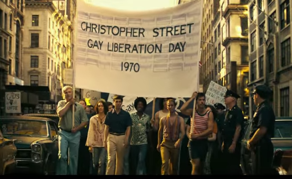 ‘Stonewall’ recria rebelião histórica de gays contra a polícia de Nova York. Assista ao trailer