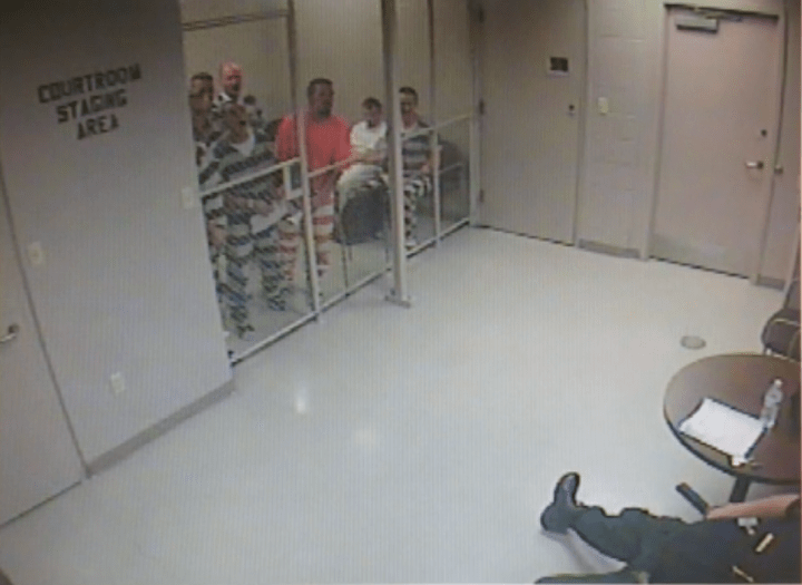 Prisioneiros escapam de cela para ajudar guarda inconsciente. Assista ao vídeo