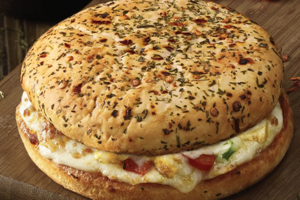 A rede Domino’s lançou um “hambúrguer de pizza” diferente de tudo o que você já viu