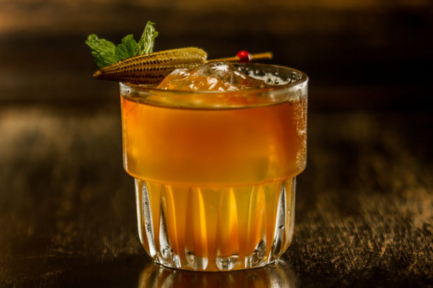 Por que o álcool detona a dieta? Não, não é só porque bebida engorda