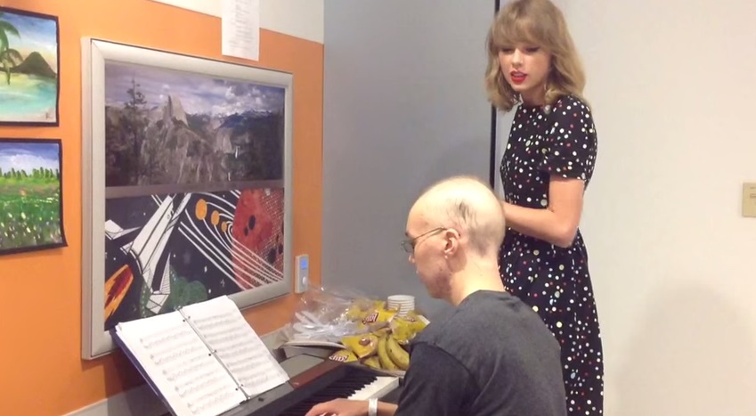 Taylor Swift surpreende paciente com leucemia com dueto de ‘Someone Like You’, de Adele; assista