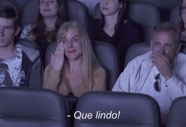 Professora de português recebe homenagem surpresa de ex-alunos (segure as lágrimas porque o vídeo é lindo!)