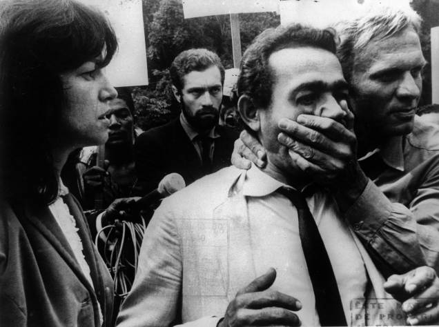 Cena do filme Terra em Transe, de Glauber Rocha Cena do filme Terra em Transe, de Glauber Rocha