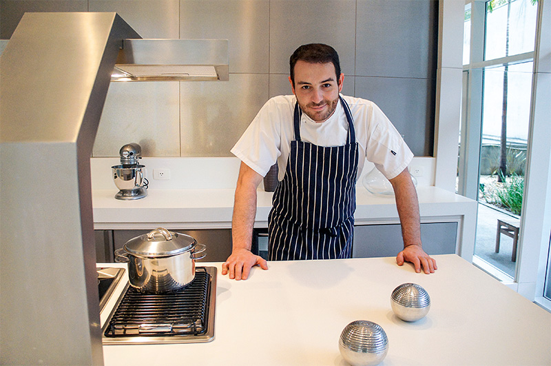 VIPs pagam 7 000 por aulas de culinária para as funcionárias do lar