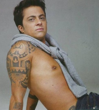 Thammy mostra resultado de cirurgia para retirada dos seios em biografia