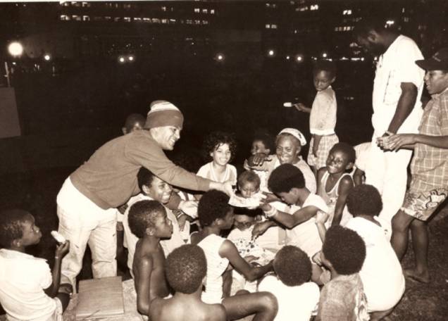 Tim Lopes - Histórias de Arcanjo: entre os artigos assinados por Tim Lopes, está uma reportagem com meninos de rua Tim Lopes - Histórias de Arcanjo: entre os artigos assinados por Tim Lopes, está uma reportagem com meninos de rua