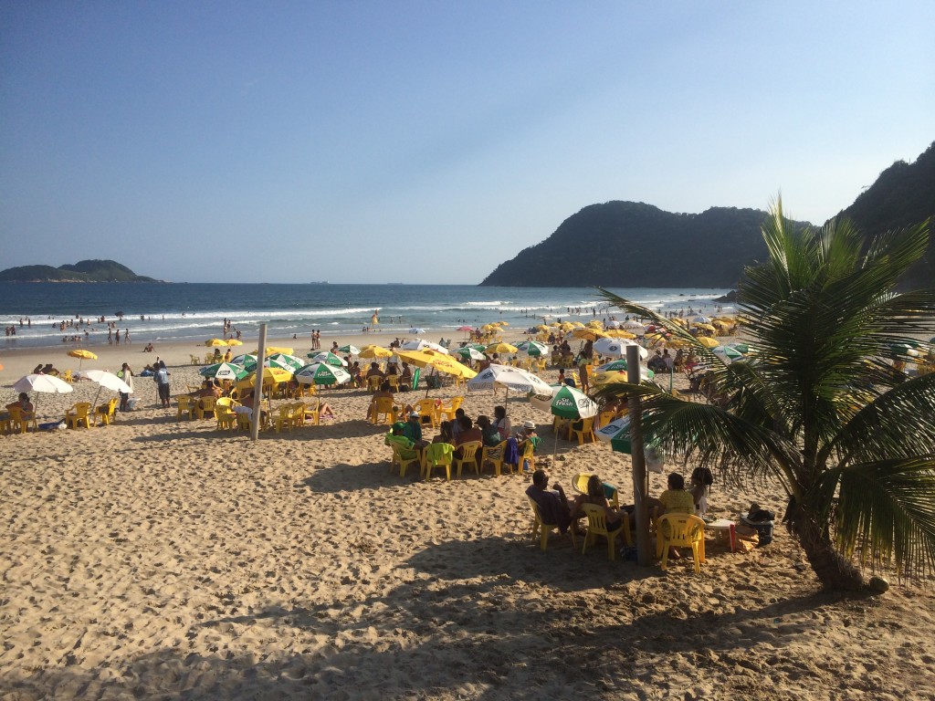 Movimento na praia do Tombo, em Guarujá, na tarde desta quarta-feira (14)