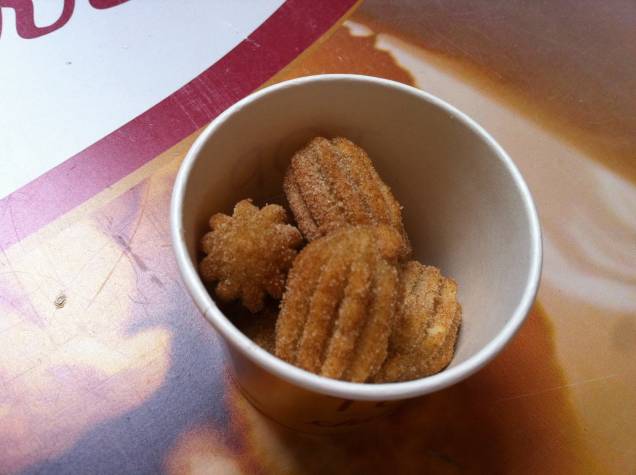 Porção de míni-churros: assados e recheados de doce de leite Porção de míni-churros: assados e recheados de doce de leite