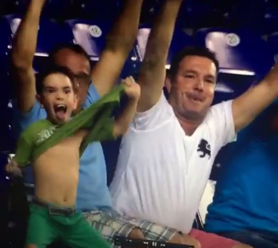 Ao ser filmado pela televisão, torcedor mirim pira e surpreende espectadores