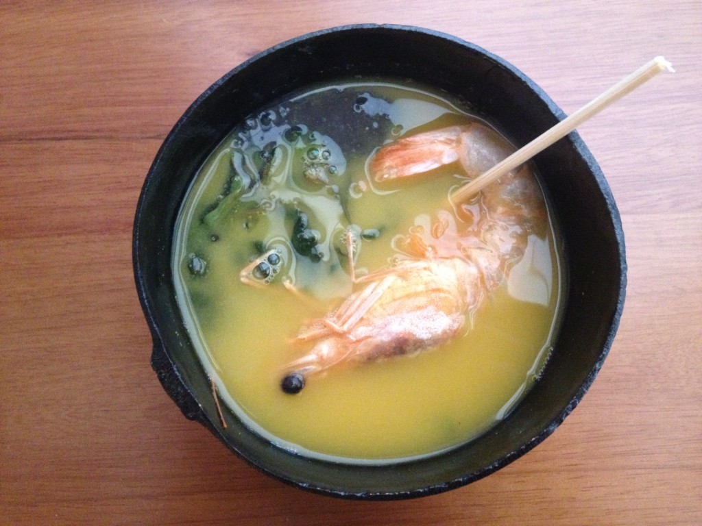 O tacacá: tucupi com jambu, goma e camarão seco por cima (Foto: Sophia Braun)