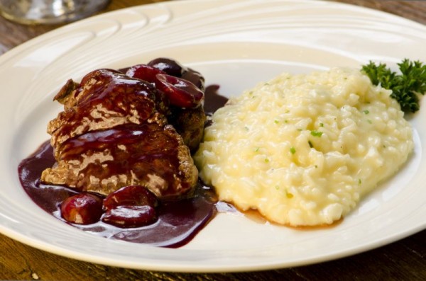 Medalhão de filé-mignon grelhado ao molho de vinho tinto com lascas de uva, guarnecido de risoto de parmesão. FOTO: Ligia Skowronski