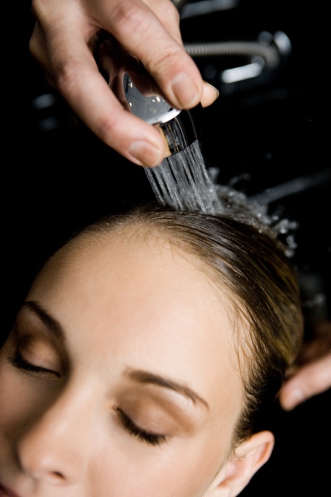 Três tratamentos para recuperar os cabelos danificados no verão