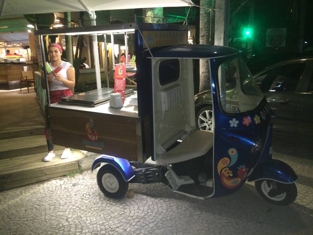 Tuk-tuk customizado vende paletas mexicanas em Juquehy