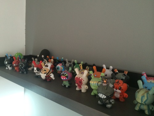 Cãozinho bom de marketing: dono conta com a ajuda de seu westie para vender seus móveis