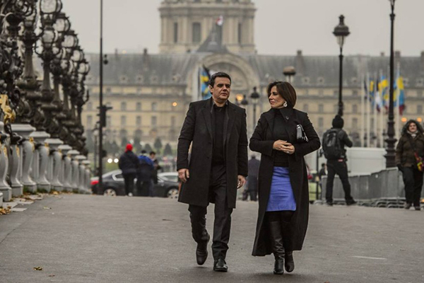 Ops! Globo paga mico ao mostrar cinegrafista em cena da novela ‘Babilônia’