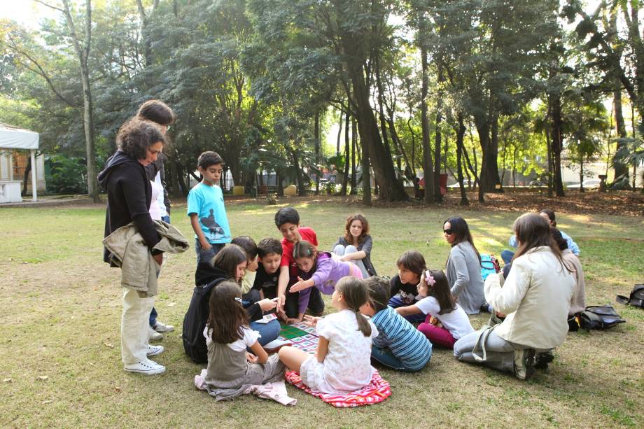 O programa Uma Tarde no Museu ocorre sempre aos sábados e coloca as crianças em contato com o acervo do endereço O programa Uma Tarde no Museu ocorre sempre aos sábados e coloca as crianças em contato com o acervo do endereço