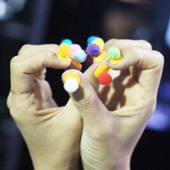 Unhas decoradas ganham pompons e fazem sucesso nas redes sociais