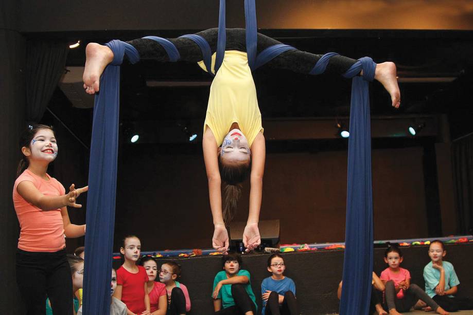 A bailarina tatiana tardioli (de azul), durante sua aula de dança: rodopios com os bebês em slings A bailarina tatiana tardioli (de azul), durante sua aula de dança: rodopios com os bebês em slings