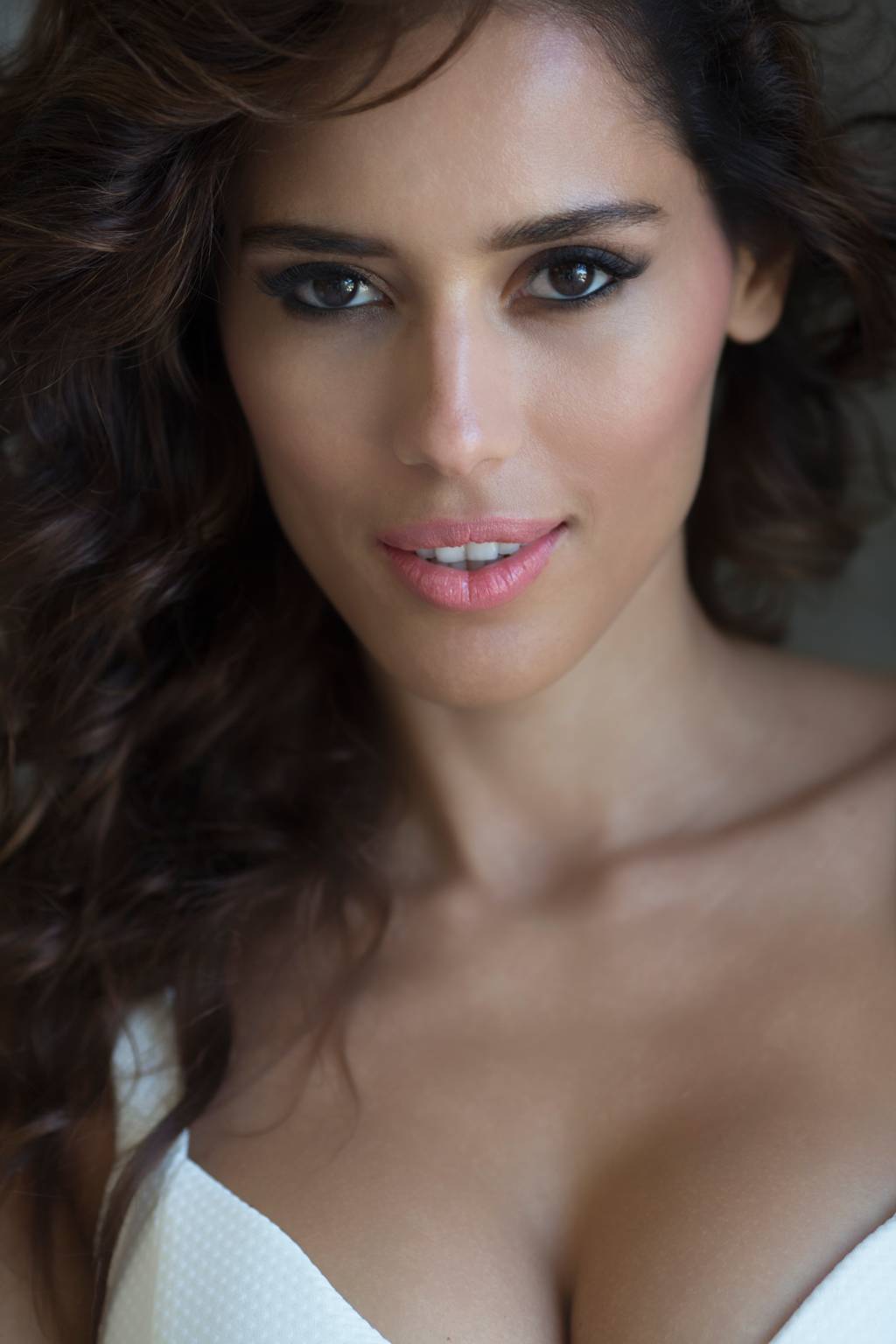 Conheça Rebecca da Costa, a brasileira que atua com Robert De Niro em Profissão de Risco