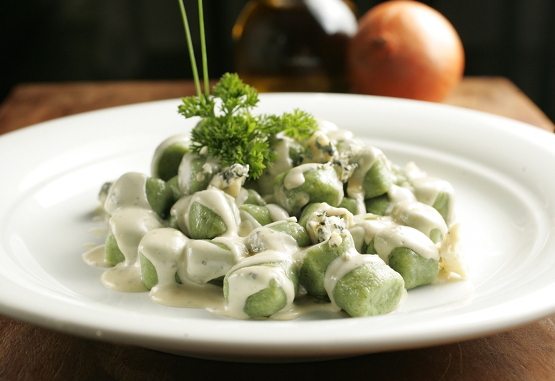 Versão do nhoque feita de ricota e espinafre ao creme de gorgonzola