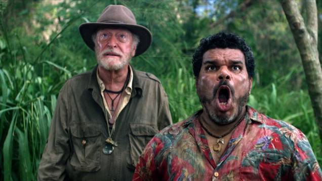 Michael Caine e Luis Guzmán em Viagem 2: A Ilha Misteriosa: aventura com pitadas de comédia Michael Caine e Luis Guzmán em Viagem 2: A Ilha Misteriosa: aventura com pitadas de comédia