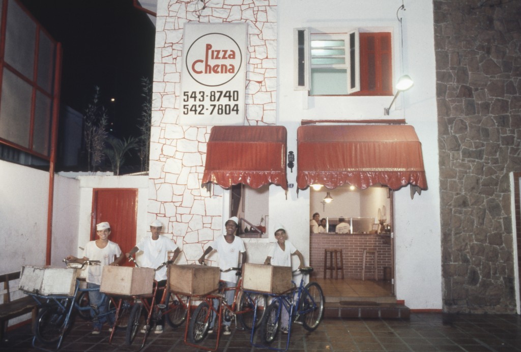 A turma de entregas da Pizza Chena, no Brooklin