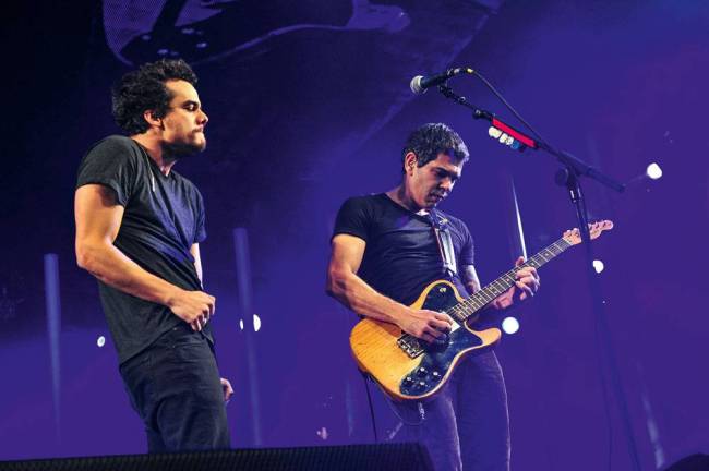 Wagner Moura e Dado Villa-Lobos, no show Tributo ao Legião Urbana