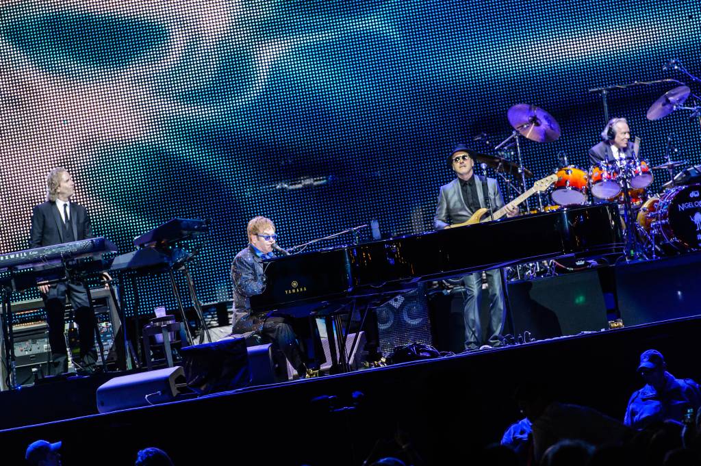 Sem surpresas, Elton John enfileira hits no Jockey Club