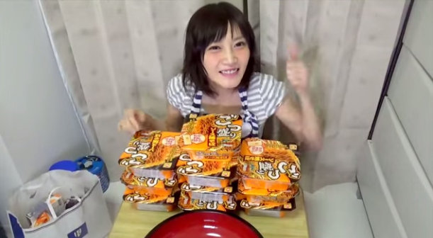 Japonesa devora quatro quilos de macarrão de uma vez só em vídeo impressionante