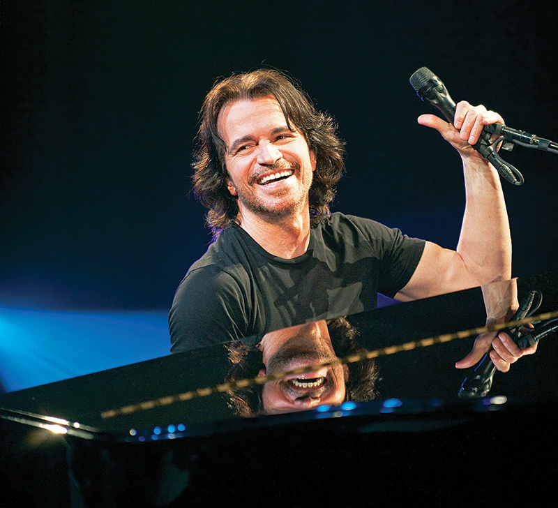 Mulher perde R$ 880 mil achando que namorava o músico grego Yanni