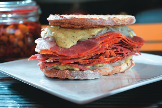 Z Deli Sandu&iacute;ches