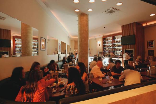 paribar.jpeg Paribar - ambiente de bar com pessoas