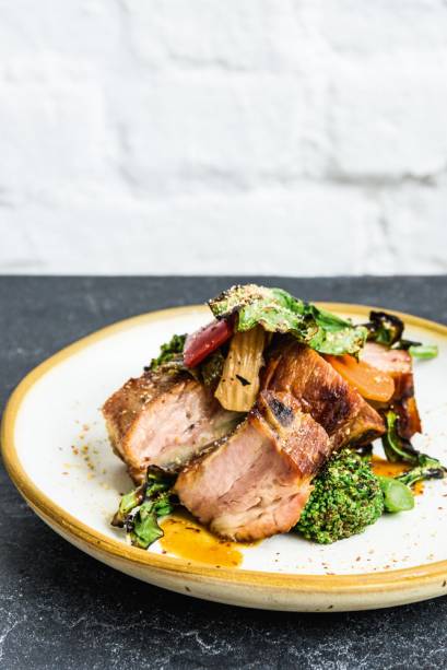 Costelinha com brócolis e conserva de legumes Costelinha com brócolis e conserva de legumes