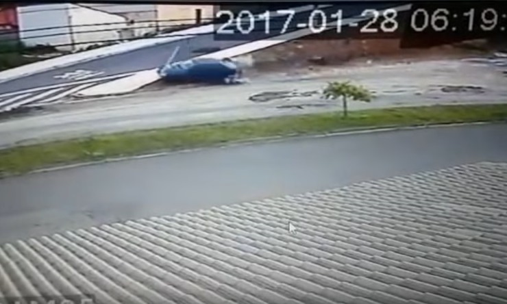 Homem atropela casal de moto, mata rapaz e chuta cabeça da ex