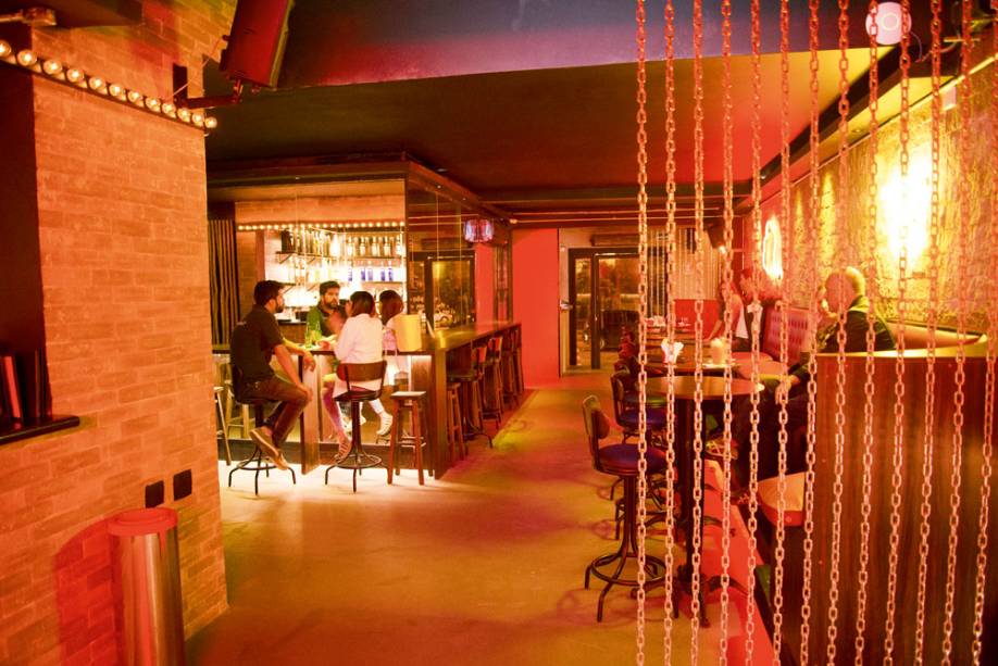 Biri Nait: espaço, com clima de pré-balada Biri Nait: espaço, com clima de pré-balada