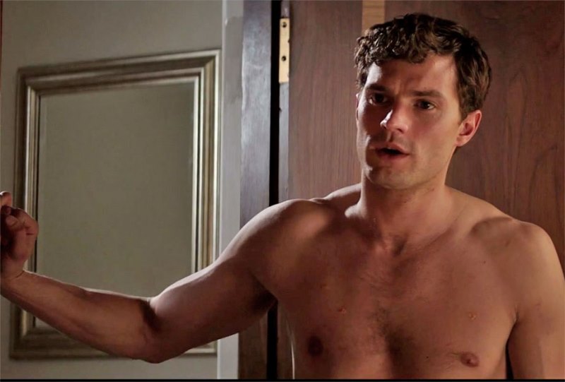 Astro de ‘Cinquenta Tons de Cinza’ faz corte de cabelo radical