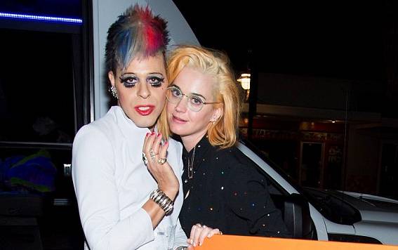 Katy Perry aparece com os cabelos alaranjados