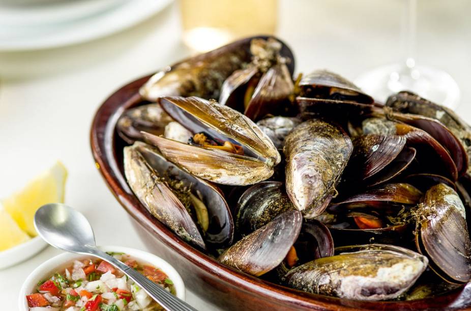 Mariscos no bafo ao lado de vinagrete Mariscos no bafo ao lado de vinagrete