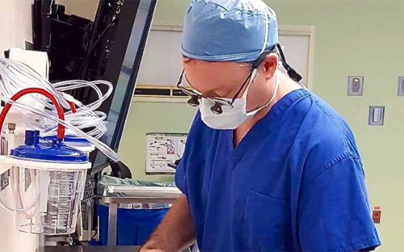 Médico ‘opera’ brinquedo para tranquilizar criança em cirurgia