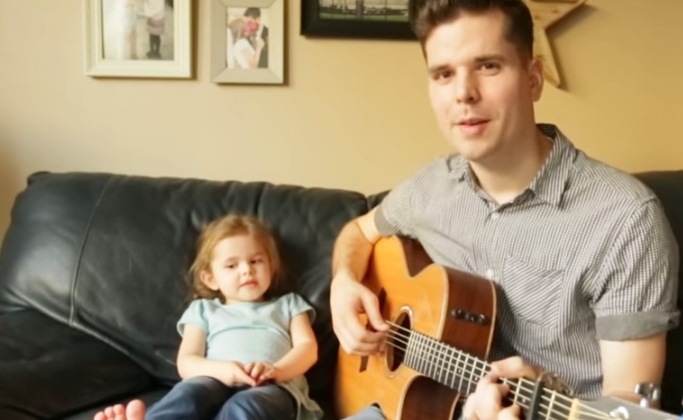 Menina de 4 anos conquista a internet ao cantar com o pai