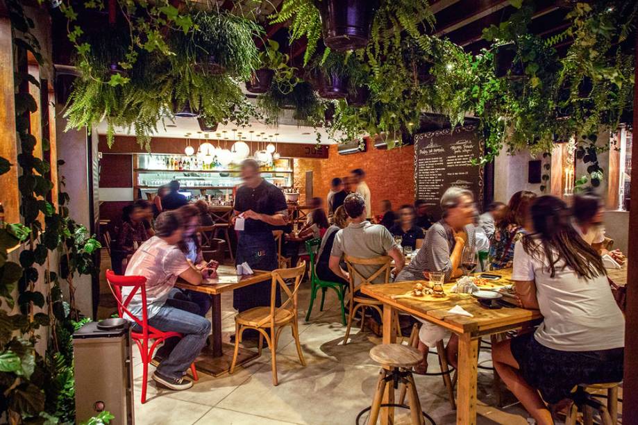 O salão repleto de plantas no teto O salão repleto de plantas no teto