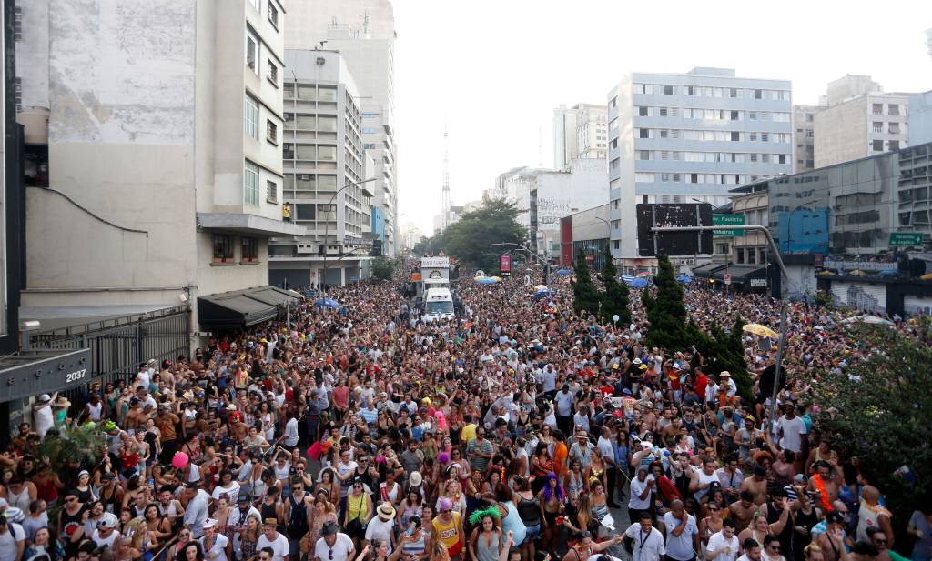 Caminhão de Bombeiros causa confusão durante bloco Baixo Augusta
