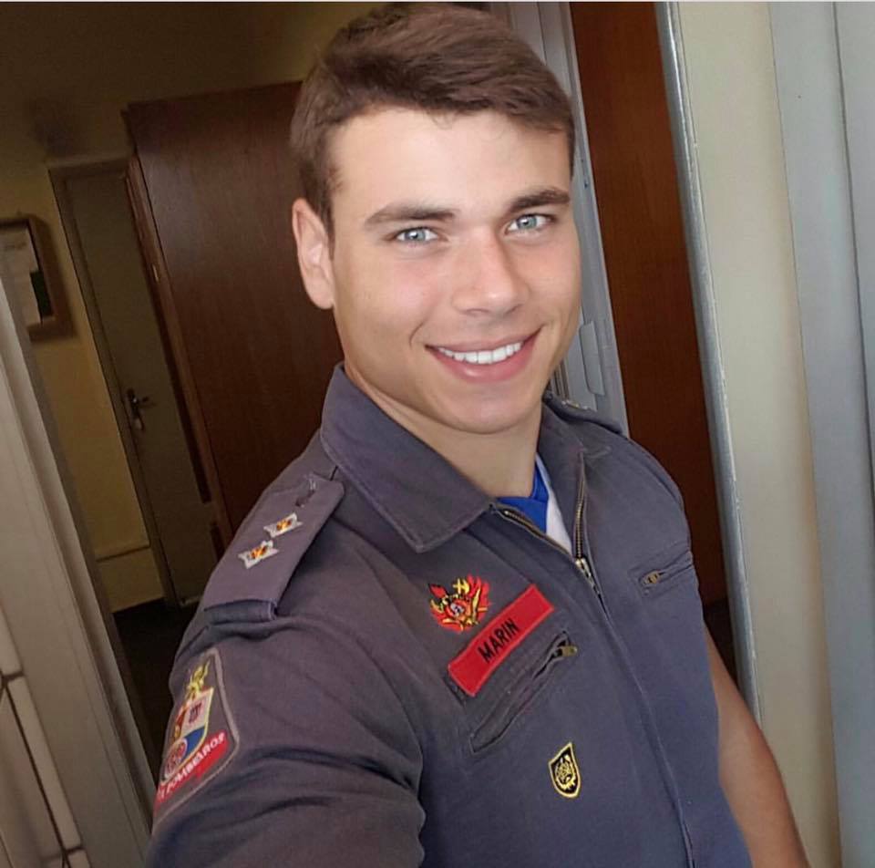 Conheça o bombeiro gato que faz sucesso nas redes sociais