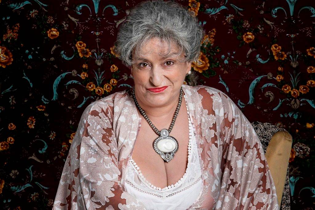“Hortance, a Velha”: Grace Gianoukas extrai riso da melancolia
