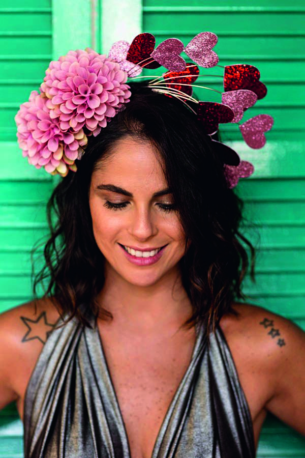 Tiara com detalhes de cora&ccedil;&otilde;es e flores (R$ 242,00). Tula Casqueteria, www.tulacasqueteria. com