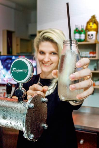 A gerente Lucy Horn: drinque feito em poucos segundos A gerente Lucy Horn: drinque feito em poucos segundos